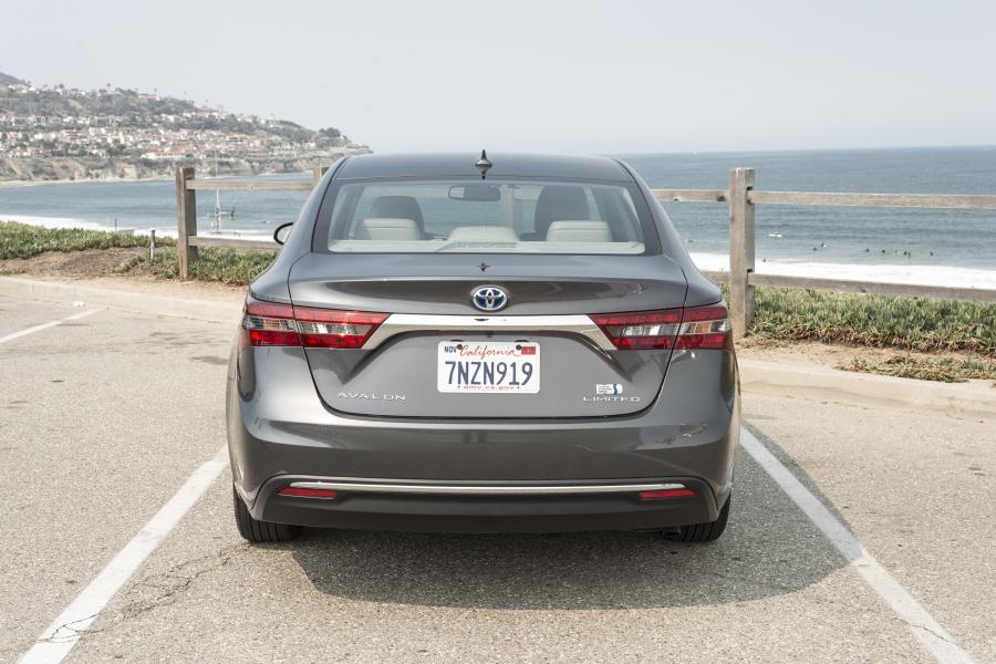  Toyota Avalon Hybrid 2016 года  (US) (фото 12 из 19)